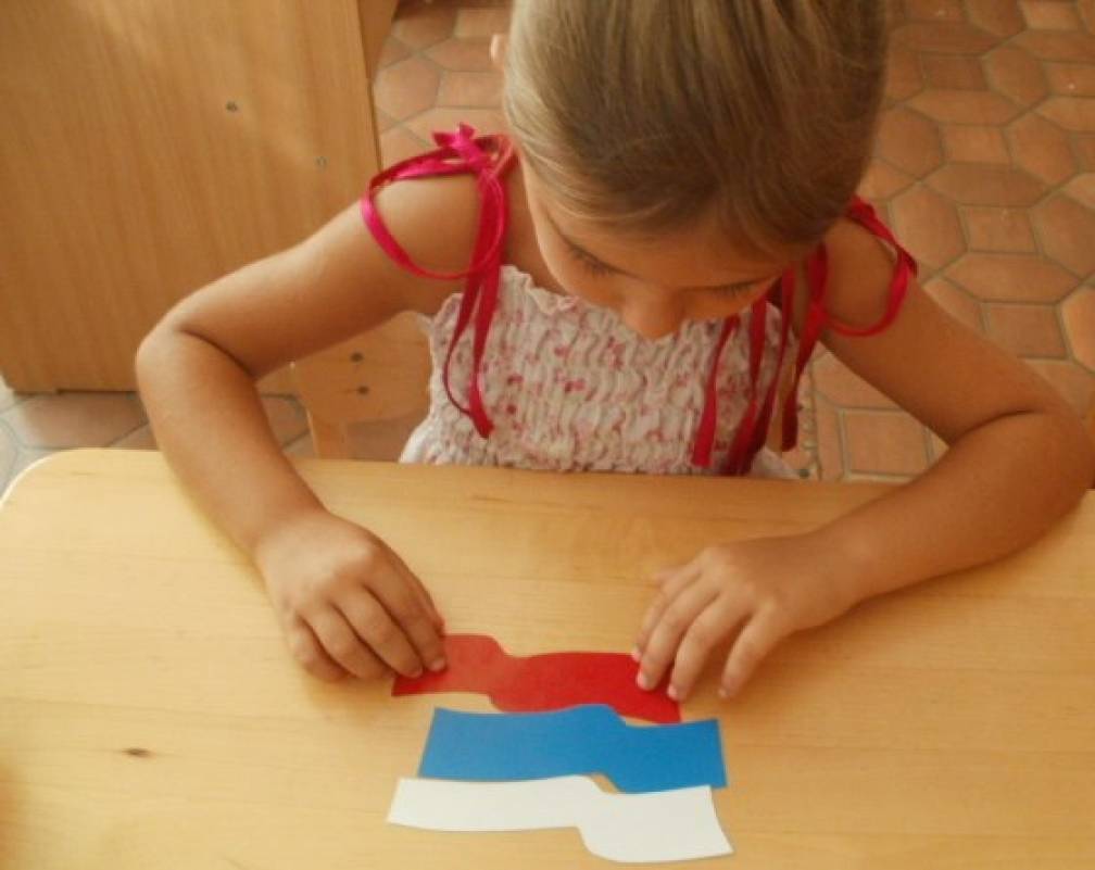 Игра собери флаг. Дети выполняют аппликацию. Флаг России аппликация для детей в средней группе. Аппликация Россия. Дети выполняют аппликацию в старшей группе.