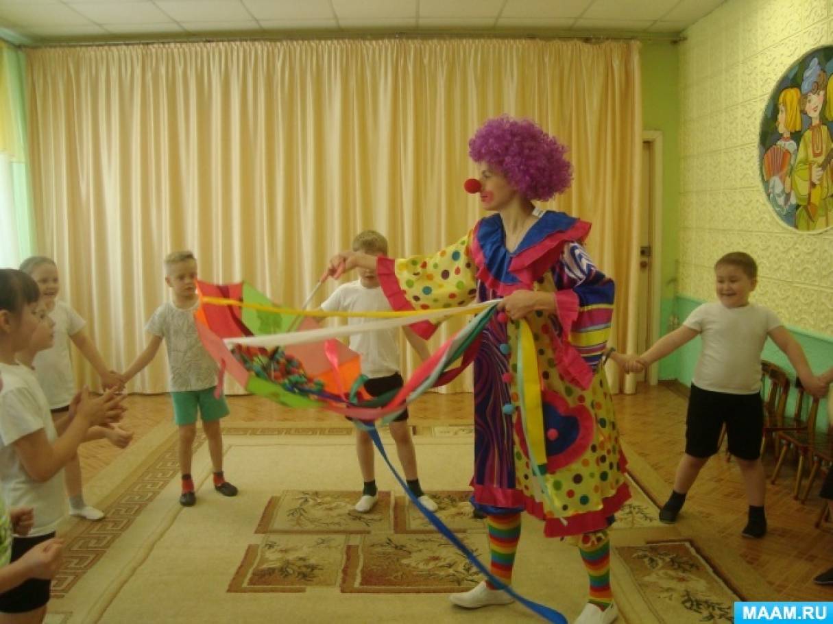 Фотоотчёт о спортивном досуге в подготовительной группе «Смеёмся, играя» ко Дню смеха