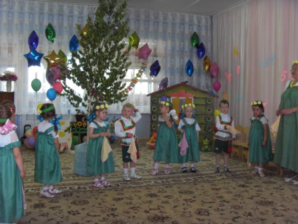 Праздник русской березки (посвящен православному празднику Троица) Фото Праздник русской березки (посвящен православному празднику Троица)
