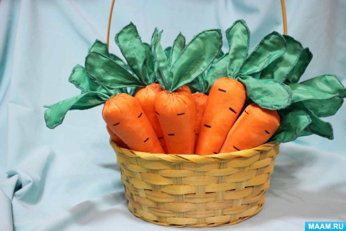 День морковки в детском саду. Поделка морковка. Поделки из моркови для детского сада. Морковка своими руками в садик.