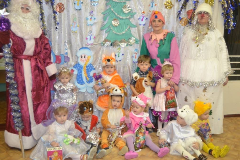 Сценарий новогоднего утренника в младшей группе Фото Сценарий новогоднего утренника в младшей группе