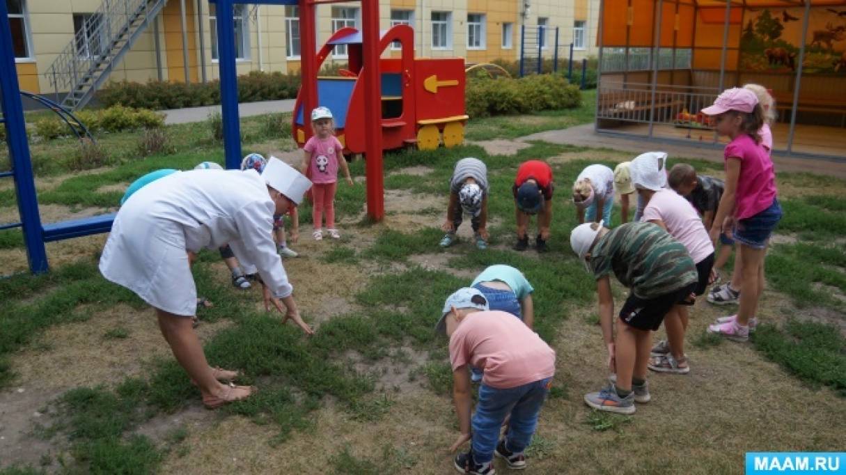 Смотреть фотографию №4 Фото №4 К детям на площадку под музыку заходит Айболит