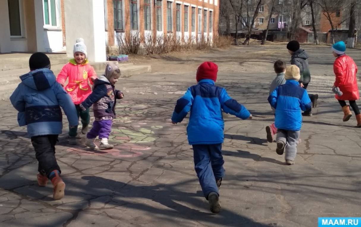 Игры на прогулке в старшей группе весной. Дети на прогулке средняя группа. Весенние прогулки в средней группе. Прогулки весной старшая группа. Прогулка в детском саду в средней группе.