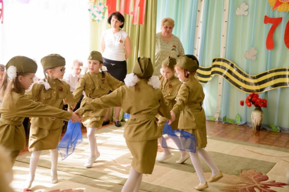 Танец день победы в детском саду видео. Военный садик танец. Детский танец на 9 мая. Военный танец в детском саду. Военные танцы для детей.