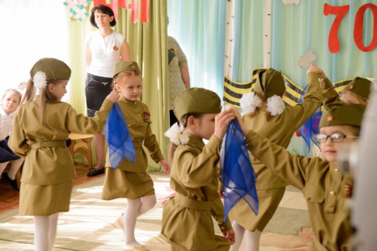 Детский танец на день победы. Детский танец на 9 мая. Танец синий платочек к 9 мая. Танец с платками в детском саду на 9 мая. Танец детей на военную тему.