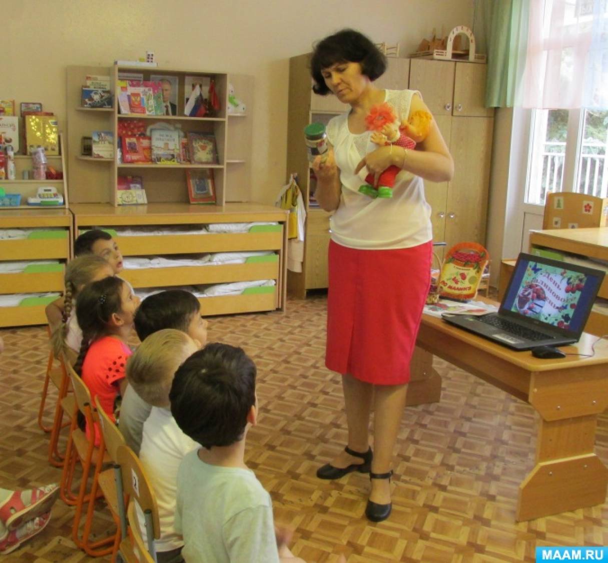 Фото №5 В гости к нам приходил Карлсон самый известный любитель варенья Пришел не с пустыми руками а с гостинцами баночкой малинового варенья и корзинкой свежей ягоды малины