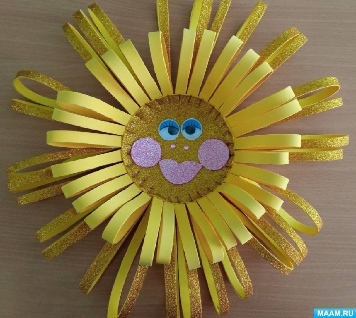 Поделка солнышко на масленицу на палочке. Поделка солнце. Поделка солнышко в детский сад. Солнце из бумаги. Солнце из фоамирана.