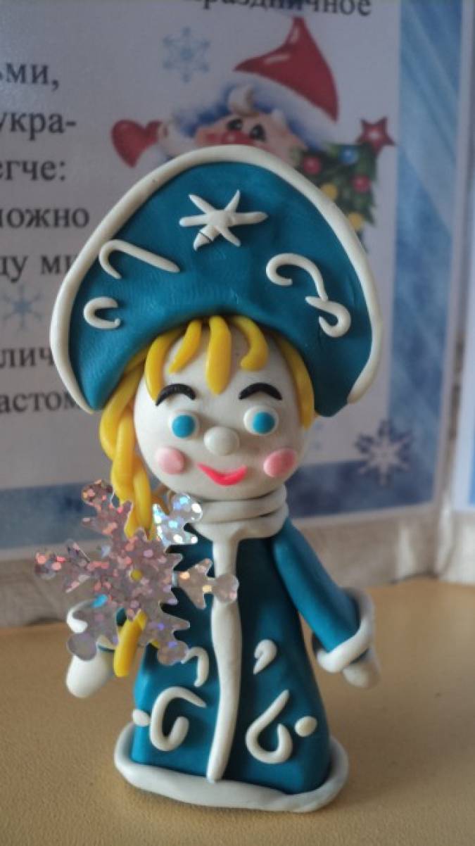 Девочка в длинной шубке лепка средняя группа