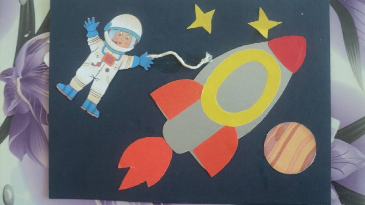 День космонавтики поделки 1 класс с шаблонами. Аппликация космонавт в открытом космосе старшая группа. Аппликация ко Дню космонавтики. Аппликация космос для детей.
