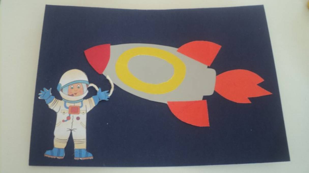 Поделка ко дню космонавтики из цветной бумаги. Аппликация для детей космонавтика. Аппликация ко Дню космонавтики. Поделка ко Дню космонавтики. Аппликация к 12 апреля.