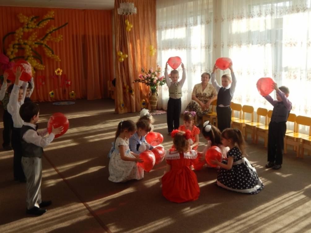 Смотреть фотографию №13 Фото №13 А куда ты так спешишь Заяц Бегу к своей маме поздравить ее спешу