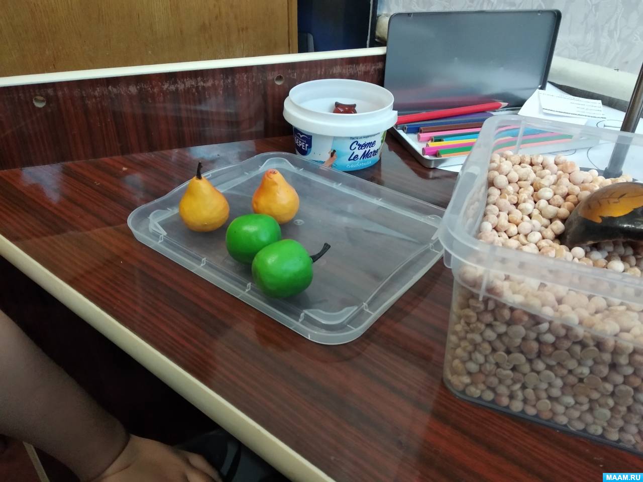 Консультация для родителей «Пальчиковый сухой бассейн как средство ...