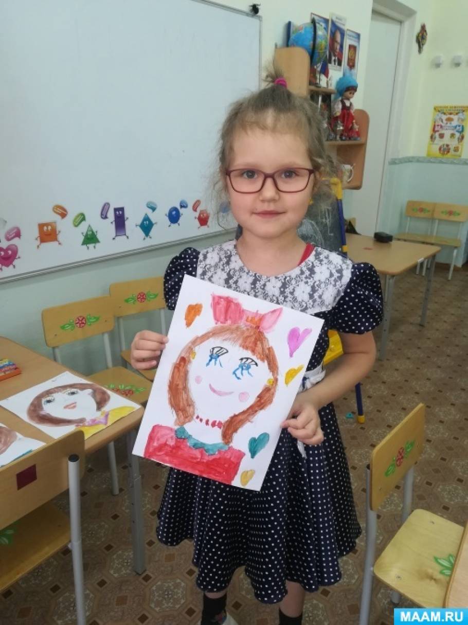 Смотреть фотографию №3 Фото №3 Дети рисуют любимых мам портрет своей мамы передать в рисунке некоторые черты её облика цвет глаз волос