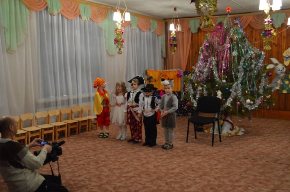 «Свет мой, зеркальце, скажи…» Новогодний утренник в старшей группе Фото «Свет мой, зеркальце, скажи…» Новогодний утренник в старшей группе