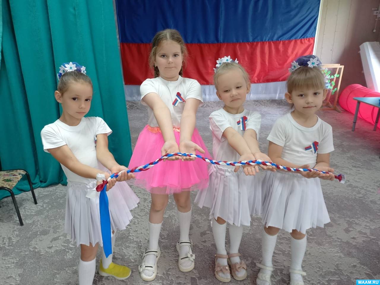 Смотреть фотографию №5 Фото №5 все вместе исполнили песню Родина моя Россия нет тебя красивей