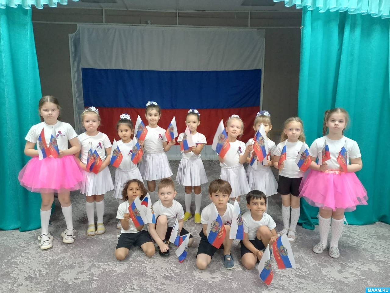 Смотреть фотографию №11 Фото №11 Дети узнали что помимо традиционных символов в виде герба флага и гимна каждая страна имеет и ряд других национальных символов