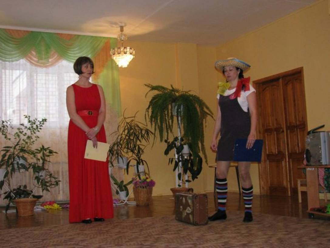 Смотреть фотографию №1 Фото №1 Дети входят в зал цветами в руках и становятся полукругом