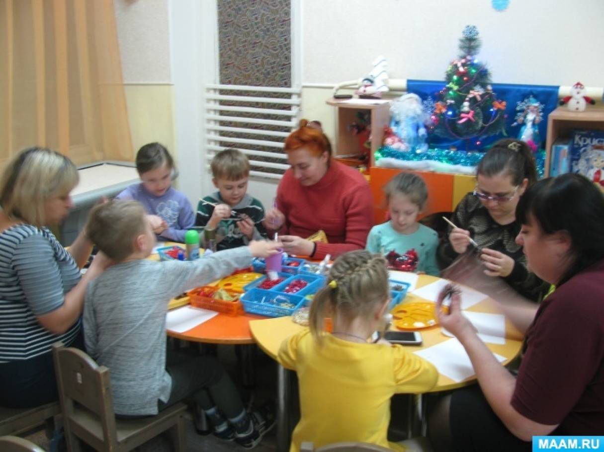 Фотоотчёт о проведении мастер-класса «Новогодняя шишка» для родителей и детей подготовительной группы