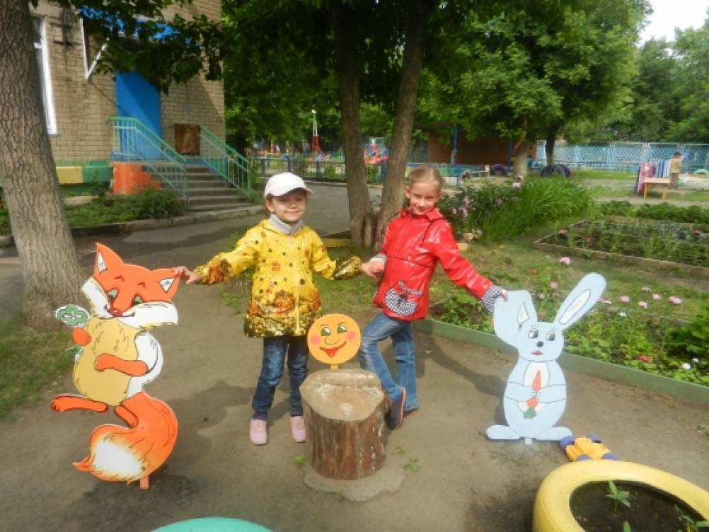 фигуры для детского сада на площадку. воспитатель детской площадки. прогулка в детском саду. воспитатель детской площадки. метеостанция для малышей в детском саду.