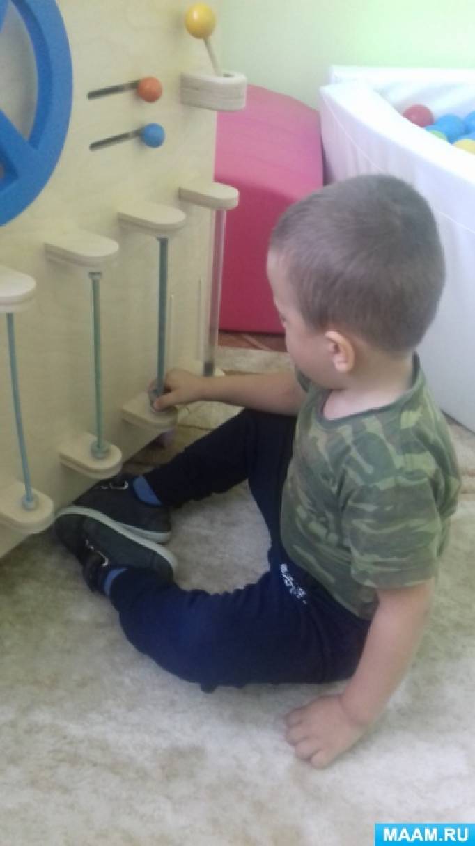 Foto č. 1 Co je to vzdělávací kostka Busyboard Fun Cube je multifunkční vzdělávací hračka založená na metodě Marie Montessori.