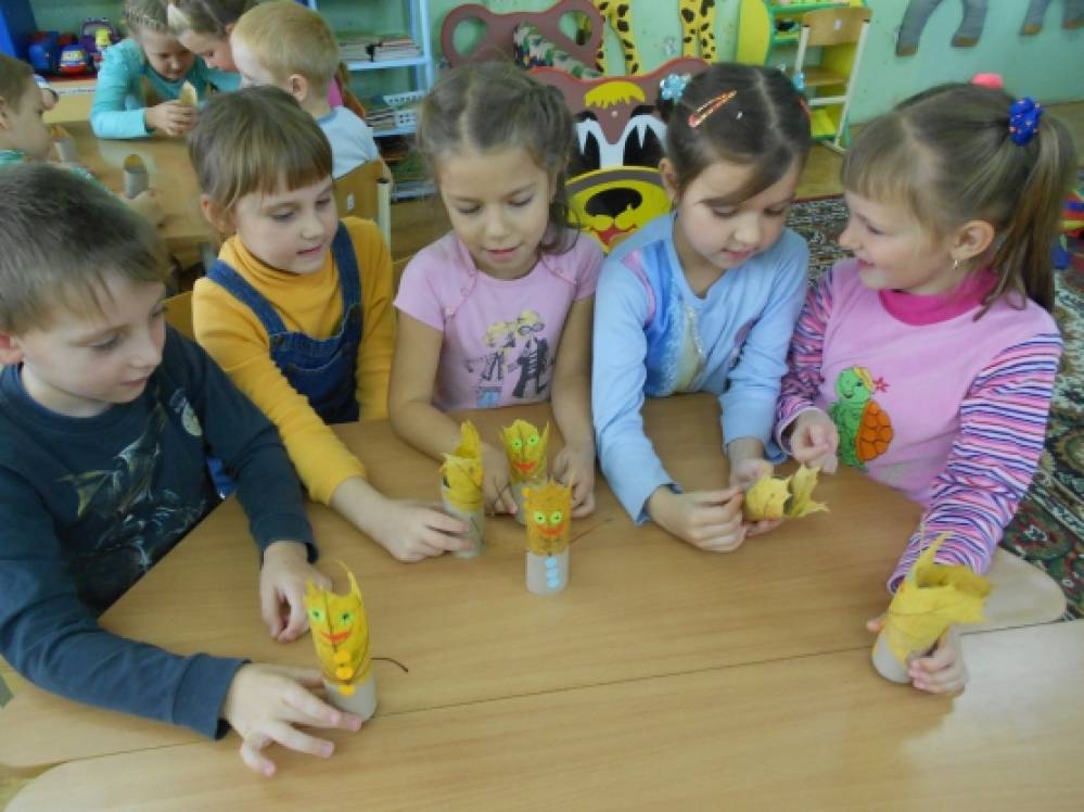 Смотреть фотографию №6 Фото №6 Если осень каждый знает В небе листики гуляют Цветом листья разные желтые и красные