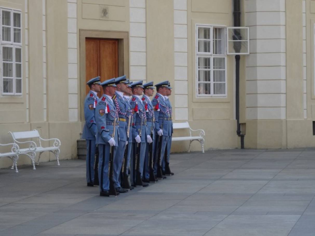 Смотреть фотографию №40 Фото №40 Главный вход в Пражский Град находится со стороны Градчанской площади