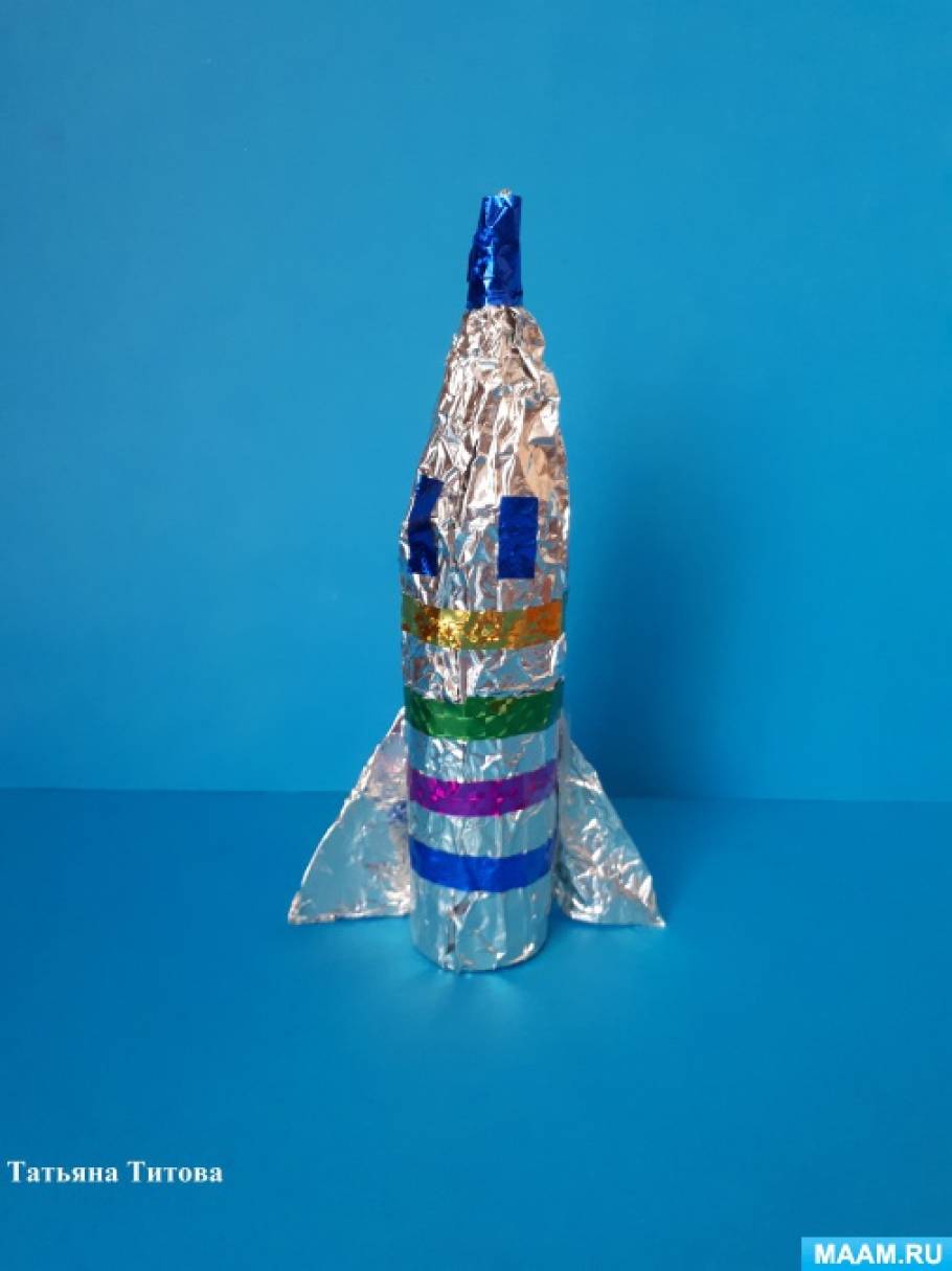Ракета из бутылки ко дню космонавтики. Ракета из бутылки. Космический корабль поделка. Ракета из пластиковых бутылок. Космическая ракета из бросового материала.