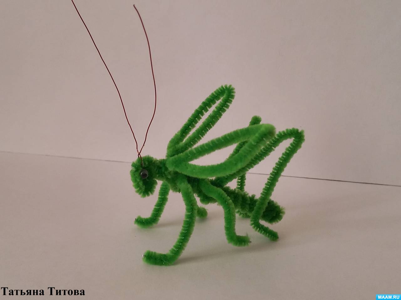 Кузнечик из пластилина