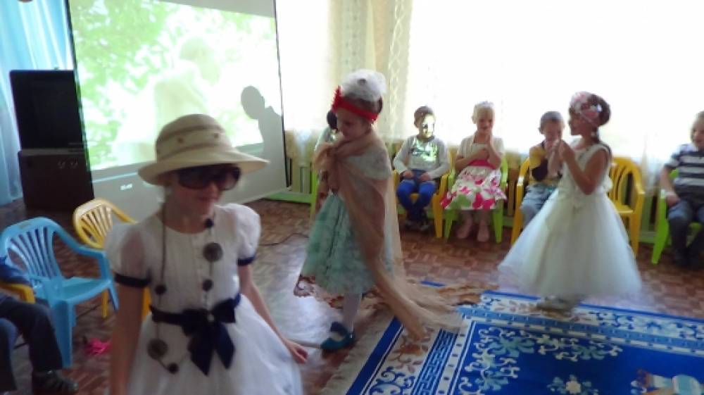 Смотреть фотографию №14 Фото №14 Мамочка родная я тебя люблю Все цветы красивые тебе я подарю Пусть солнце улыбается глядя с высоты Как же это здорово что у меня есть ты