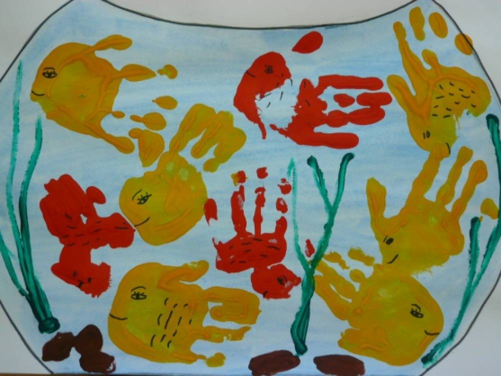 Рисования рыбки плавают в аквариуме. Рисование рыбки ладошкой средняя группа. Рисование ладошками рыбки в аквариуме. Рисование рыбки в младшей группе. Рыбки в аквариуме рисование в средней группе.