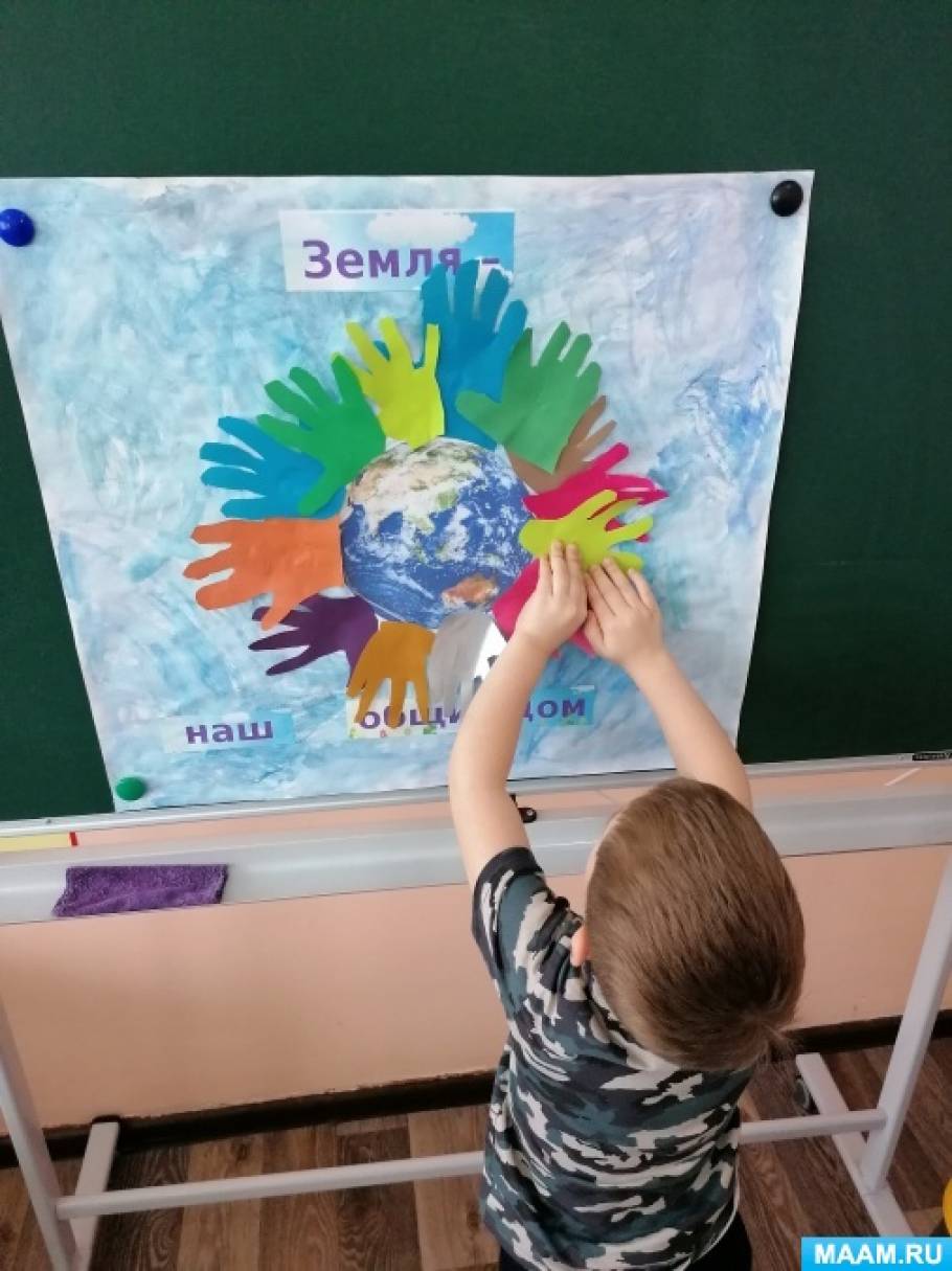 Смотреть фотографию №8 Фото №8 группа Карамельки большой лист бумаги ватман с нарисованным или наклеенным посередине изображением земли цветная бумага простые карандаши ножницы клей салфетки