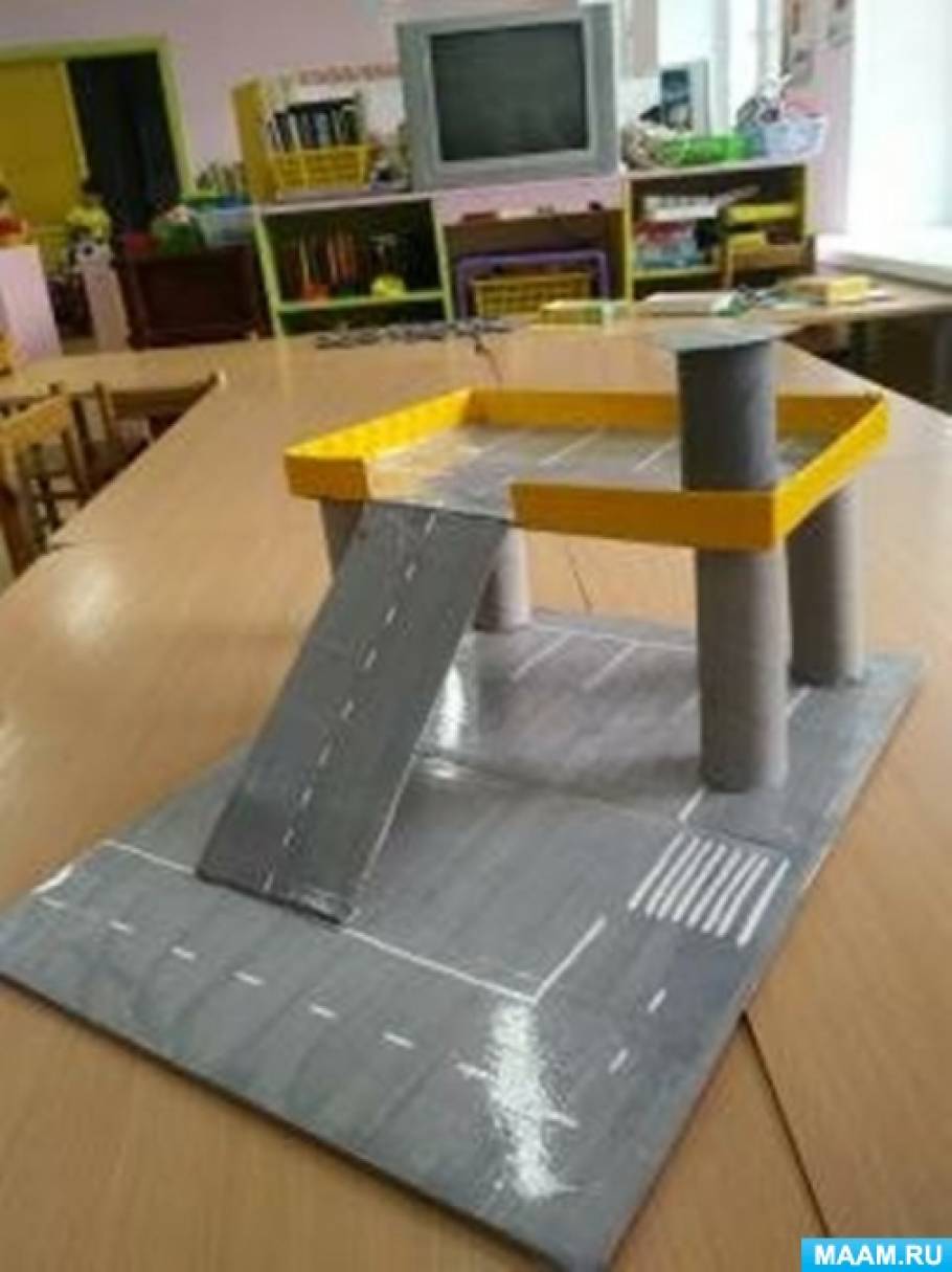 Игрушка парковка для машин