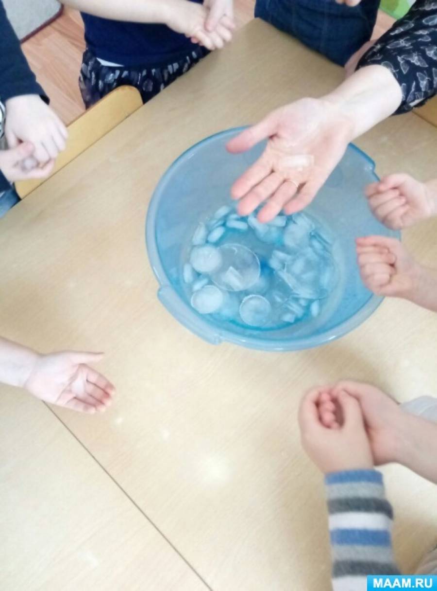 Саша проводил опыты со льдом и водой. Эксперименты с водой и льдом. Опыты со снегом для детей. Опыты со льдом для дошкольников. Опыты для детей младшей группы со снегом.