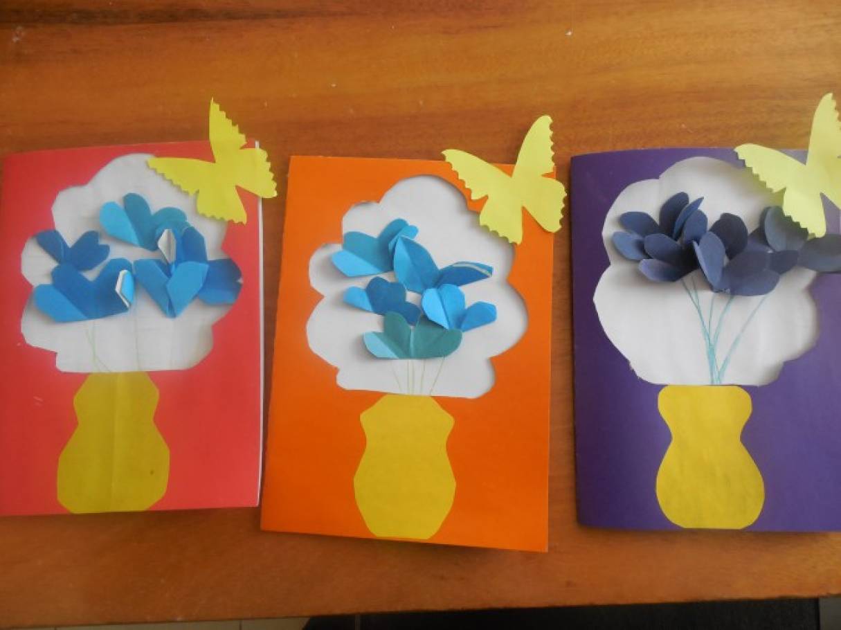 Цветы в подарок аппликация в младшей группе. Открытки-аппликации. Поделки для мамы.