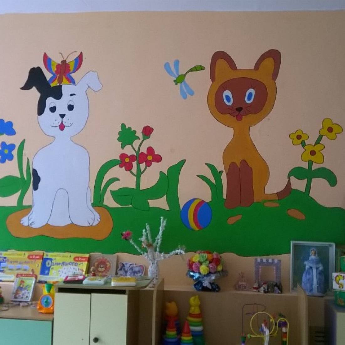 Как можно оформить группу. Украсить стену в детском саду. Украшение стен в группе детского сада. Украшение стен в ДОУ. Украсить стены в детском саду в группе.