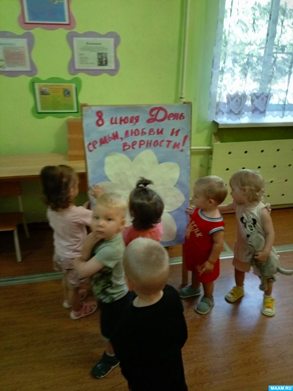 Смотреть фотографию №2 Фото №2 Символом этого дня является цветок Ромашка