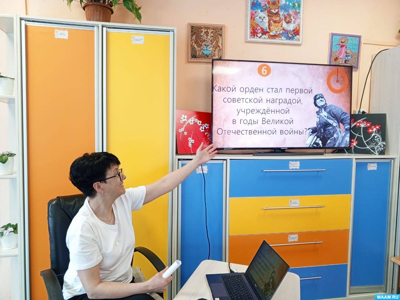 Смотреть фотографию №1 Фото №1 В преддверии празднования Великой Победы экскурсовод музея Третьякова Н