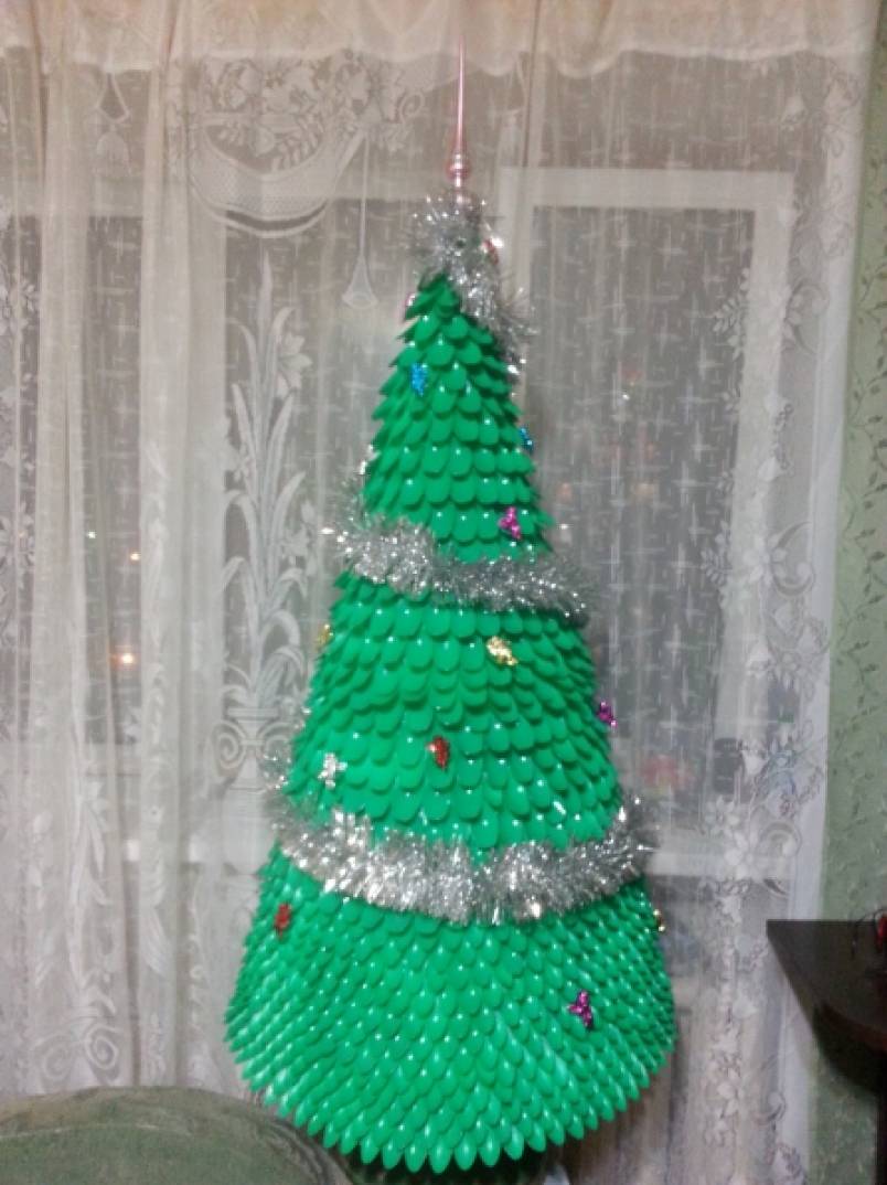 МК Рождественская елка из пластиковых ложек