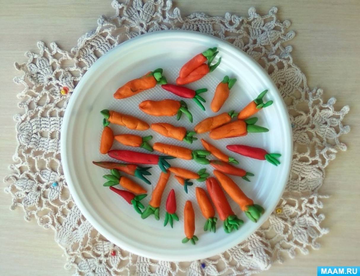 День моркови в детском саду. Лепка морковка. Лепка морковь огурец. Лепка морковка яблоки средняя группа. Лепим морковку детей 2-3.