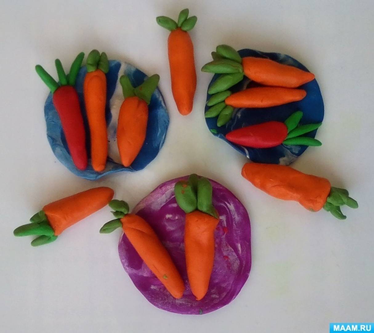 Морковка пластилин. Занятие лепка морковка с детьми 2-3 лет. Лепка морковки во второй младшей группе. Лепка морковки в средней группе. День морковки в детском саду