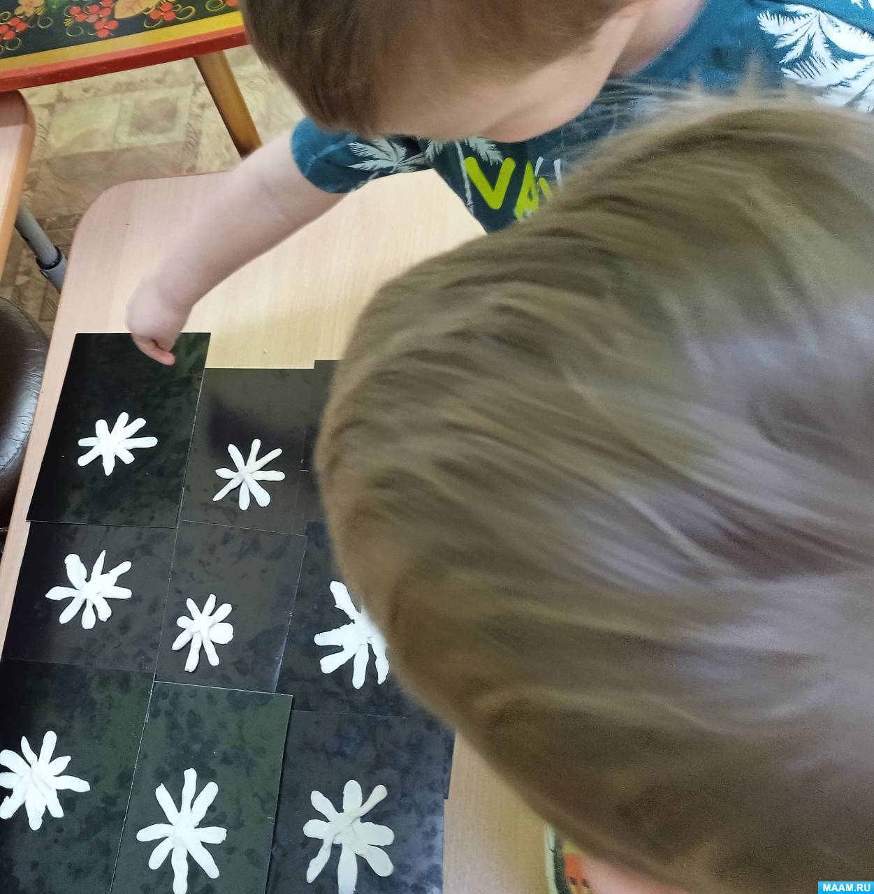 Класс с учениками. Подготовка ребенка к школе. Школьники на занятиях. Учебные занятия школьные занятия. Школьные кружки.