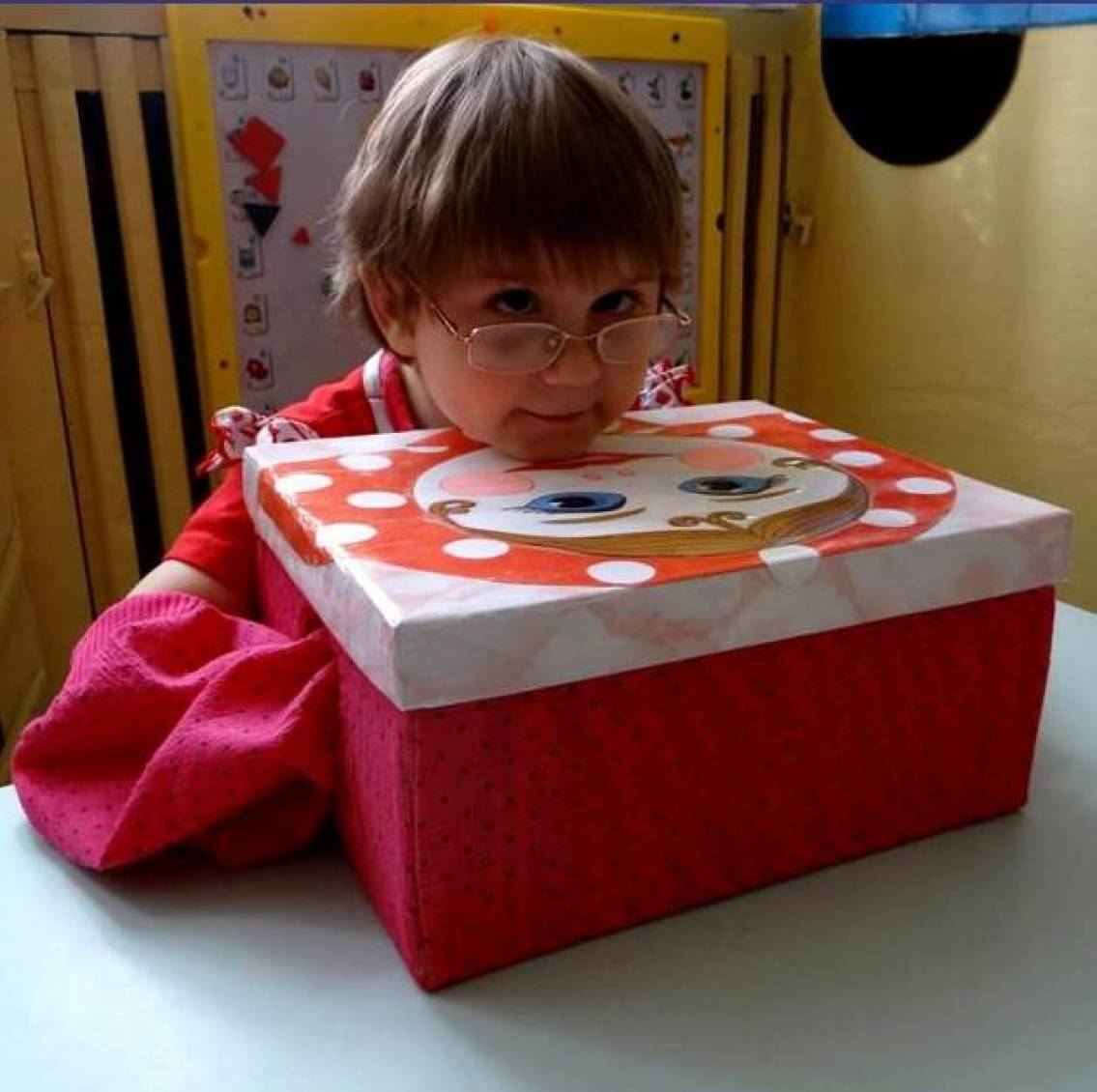 Том игра в коробки. Коробки для детей в детском саду. Дидактические игры коробки. Коробка для ощущений в детсаду. Коробки для игр в детском саду.