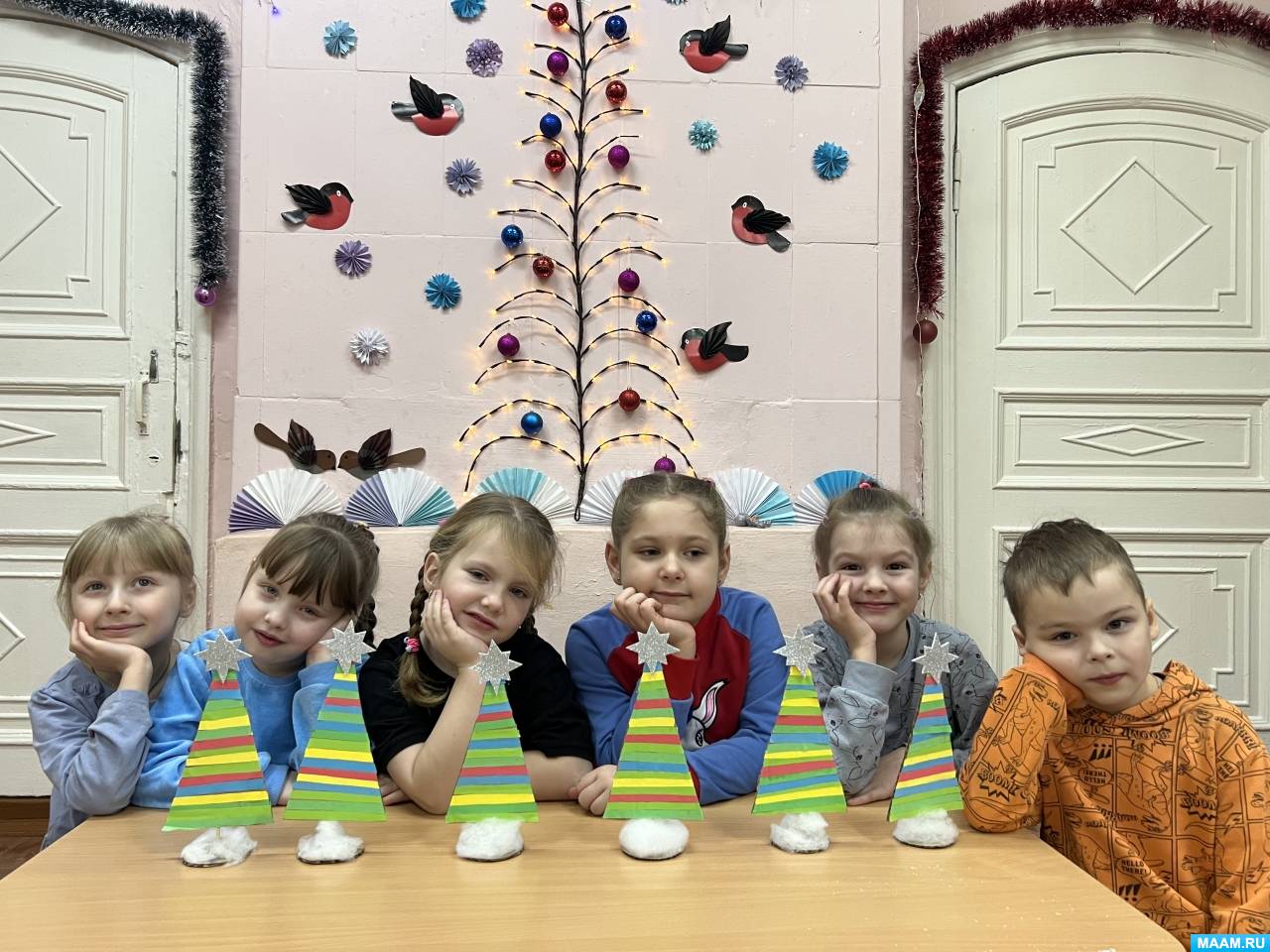 Смотреть фотографию №8 Фото №8 Для начала делаем заготовку для ёлочки из картона в форме вытянутого треугольника