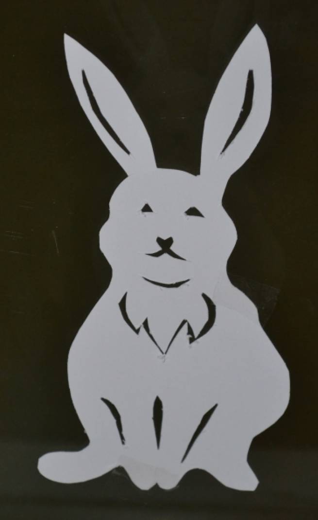 Кролик выглядывает. Окно заяц. Пасхальное украшение окон. Окно заяц. Зайчик на окно.