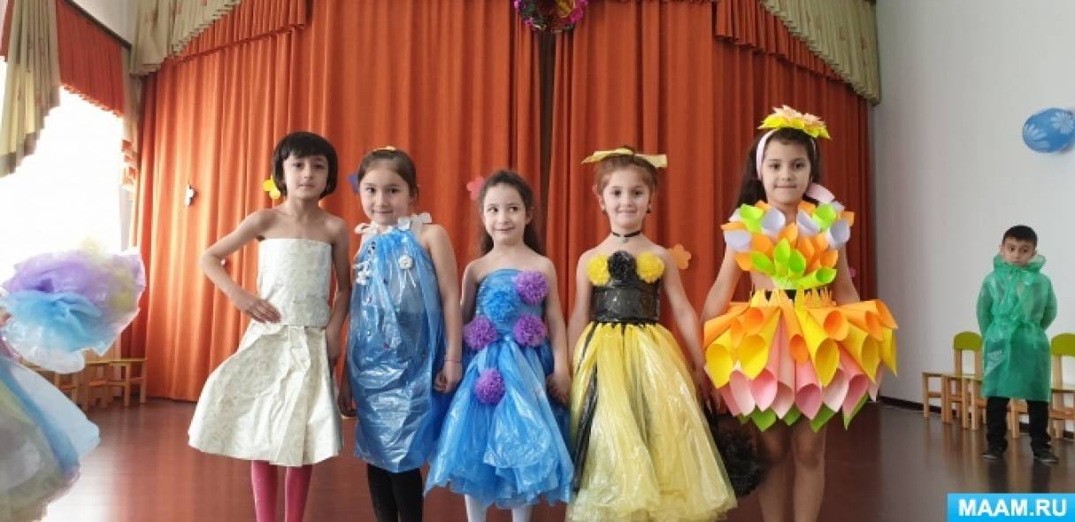 мода на осенний бал. детский театр моды. платье на осенний бал в школе для старшеклассников. показ мод осень школа. платье из бросового материала.