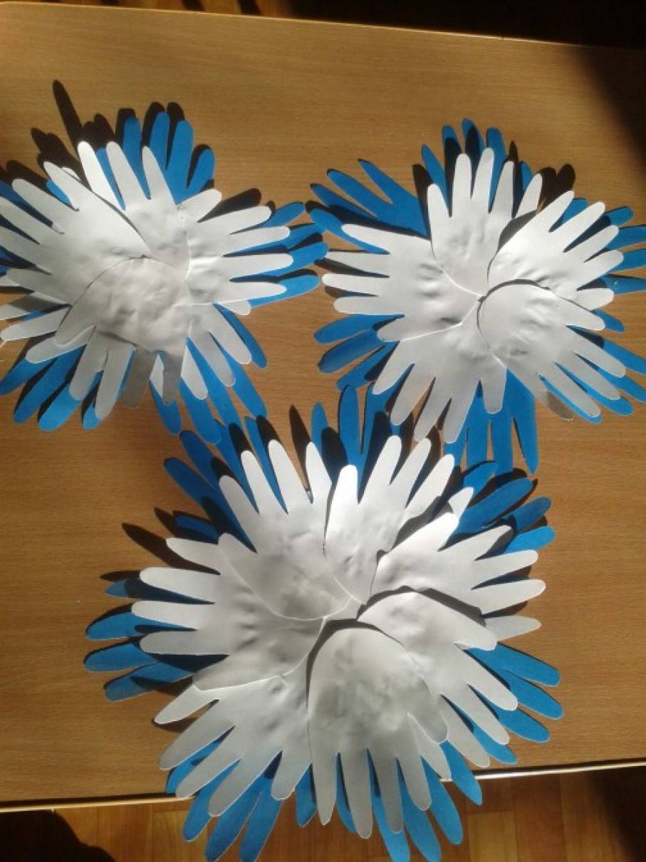 снежинка в ладошках картинки новогодние поделка. рисование на снегу. мастер класс снежинка из ладошек. снежинка ладошками рисование. снежинки для детей.