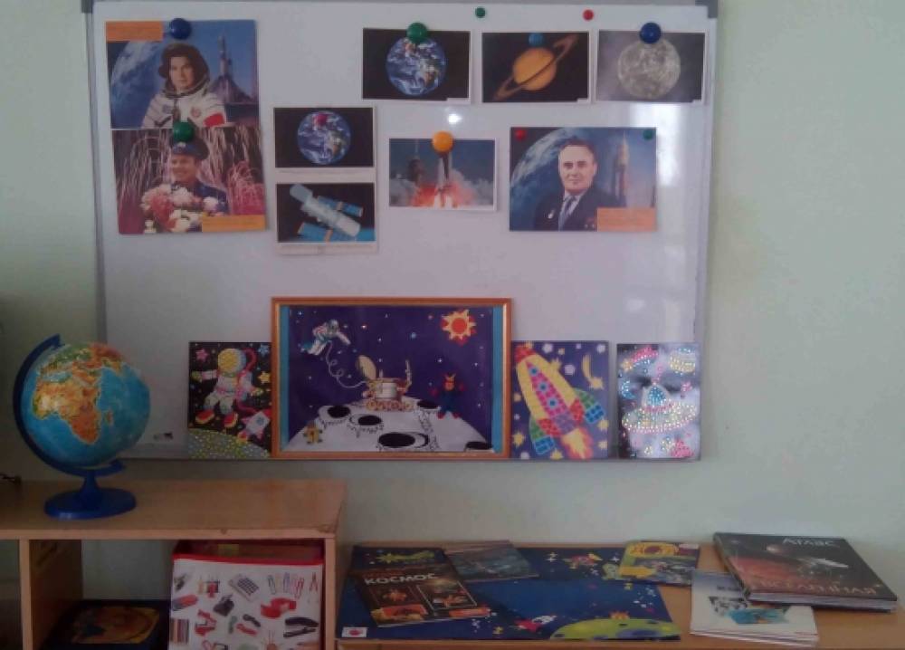 Выставка ко дню космонавтики в детском. Ребята устроили выставку.