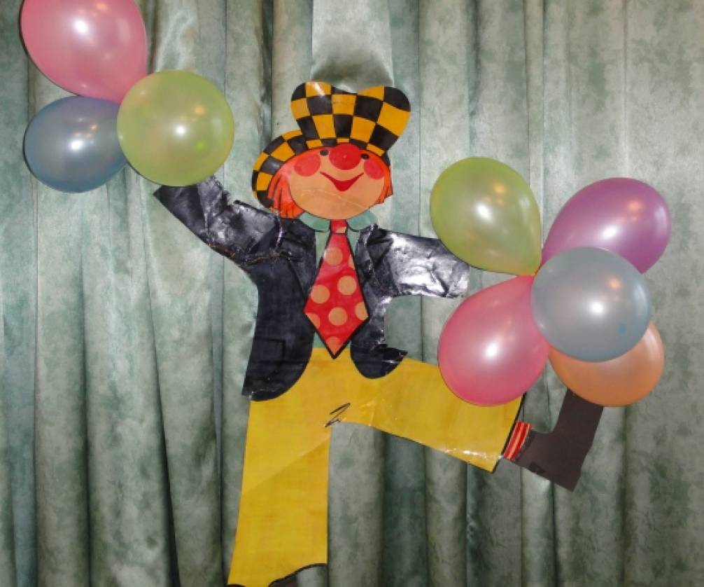 украшение зала на день смеха. день смеха оформление в детском саду. украшение зала ко дню смеха в доу. день смеха в доу. поделки на день смеха в детском саду.