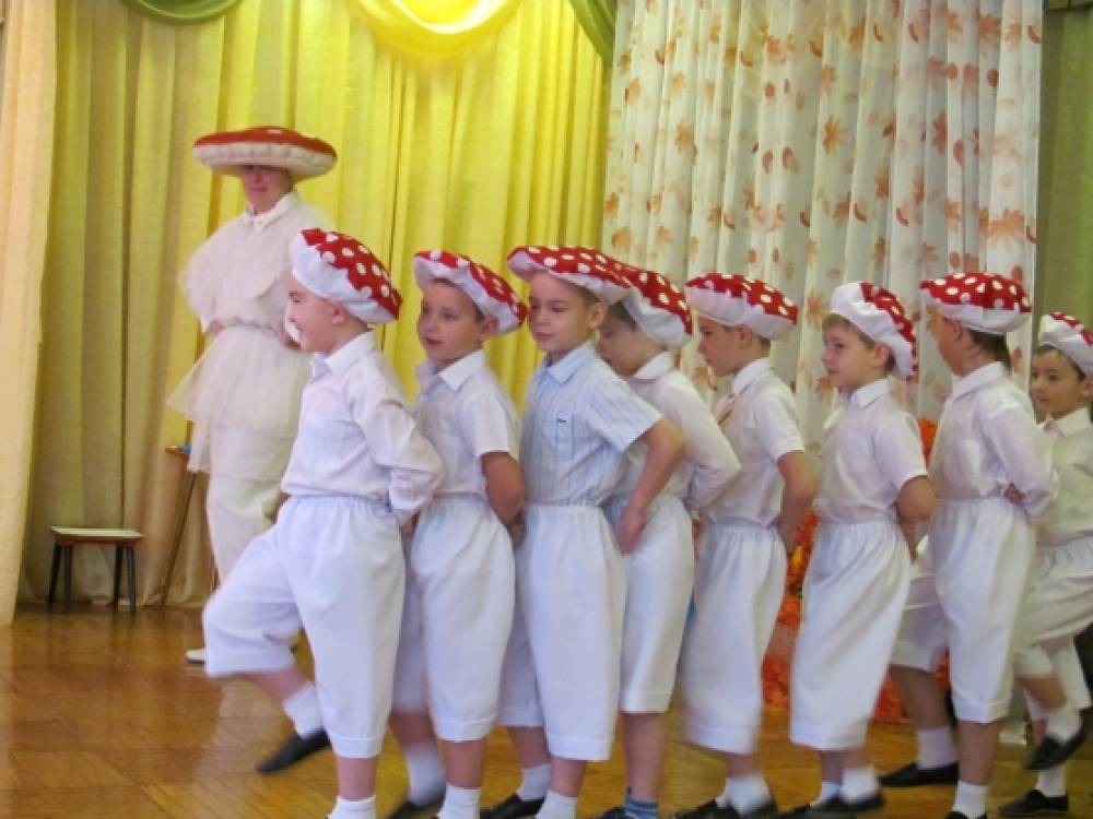 Танец мухоморов в детском саду. Танец мухоморы пареньки. Танец мухоморчиков в детском саду. Танец гриба. Костюм грибочка танцевальный.