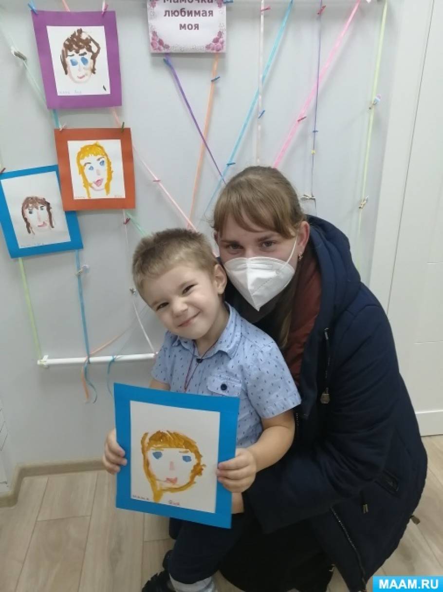 Выставка в первой младшей группе «Портреты мам»